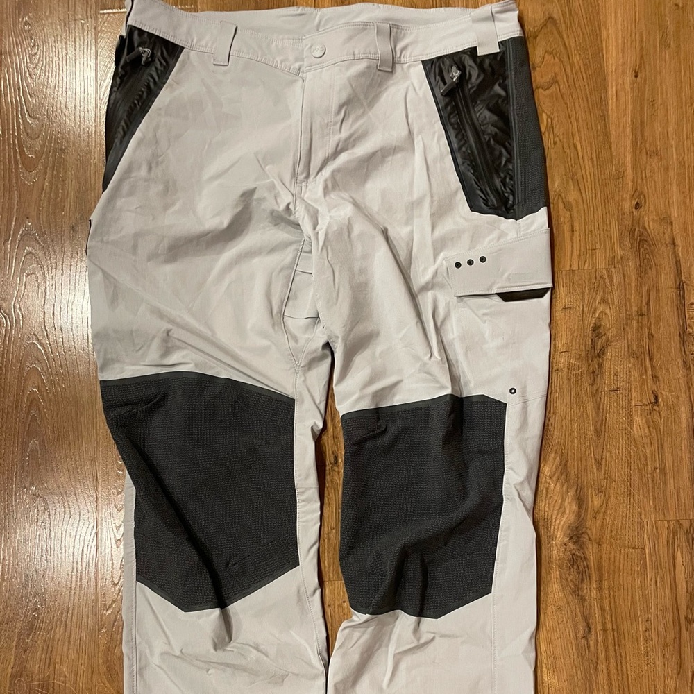 Men’s Columbia Light Gray Cargo Pants with Black Knee Panels